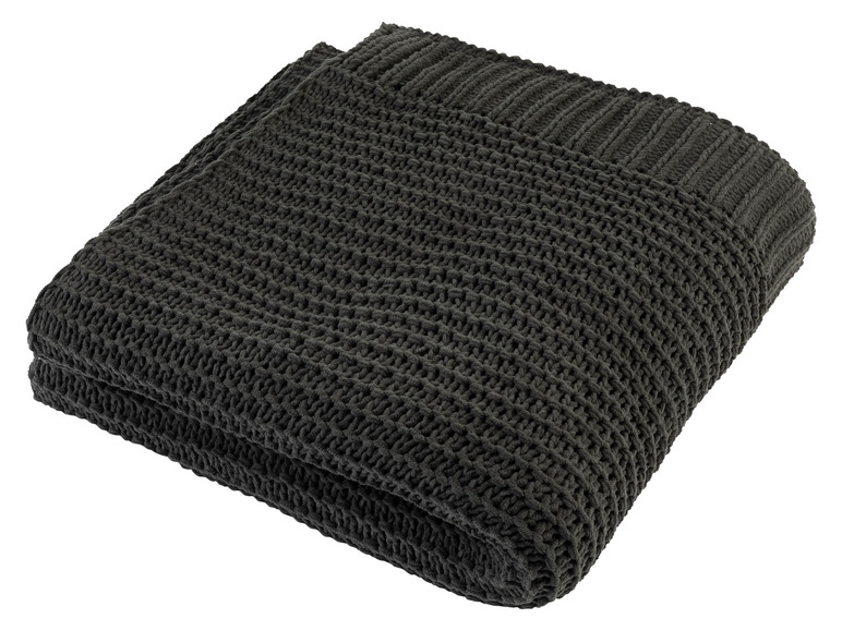 Een donkergrijze gebreide deken, gevouwen.
