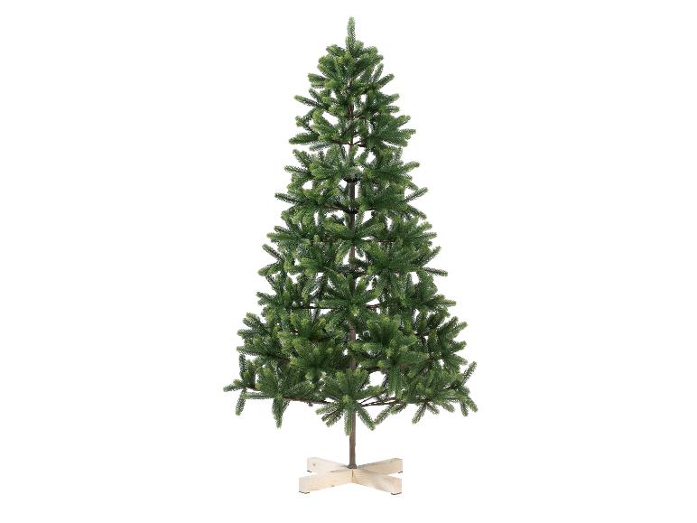 Kunstkerstboom met groene naalden en een houten voet.