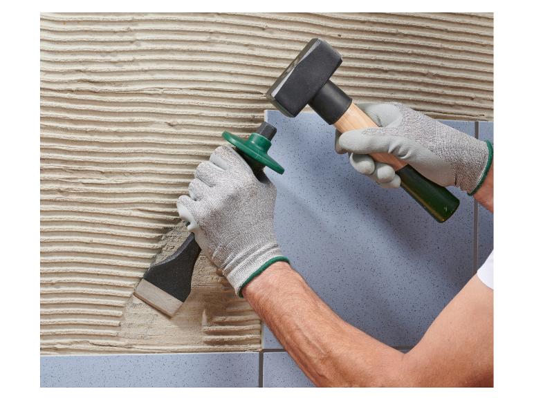 Tegelwerk: hamer en beitel om tegels te verwijderen.