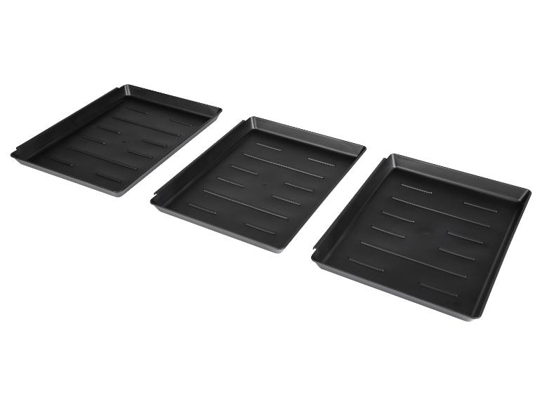 Drie zwarte plastic bakken voor opslag.