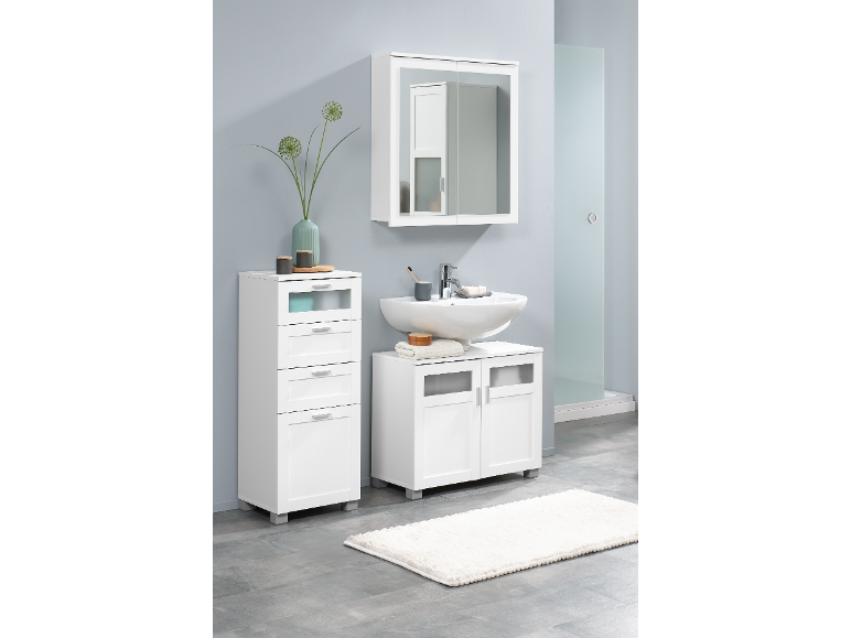 Badkamer met witte opbergmeubels, wastafel en spiegel, met grijze tegels en lichtblauwe muren.