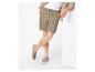 Beige jogging shorts en casual schoenen voor heren.