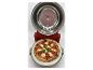 Open elektrische pizzaoven met pepperoni pizza en basilicum.