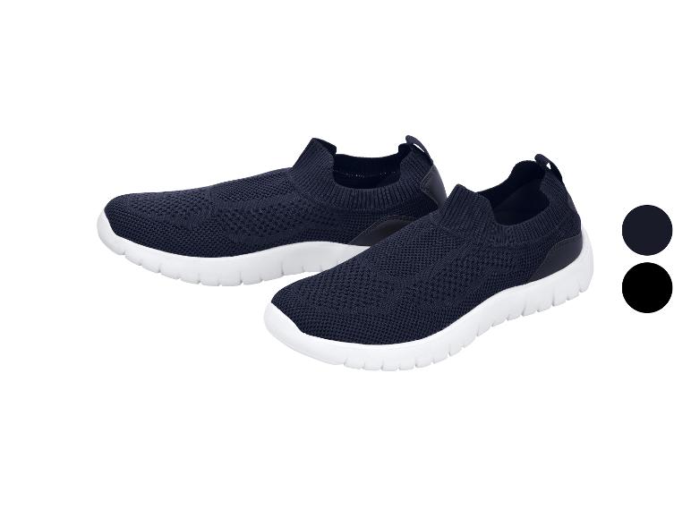 Twee donkerblauwe slip-on sportschoenen met witte zolen en kleurstalen.