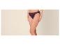 Vrouw draagt donkerpaarse kanten bikinislip.