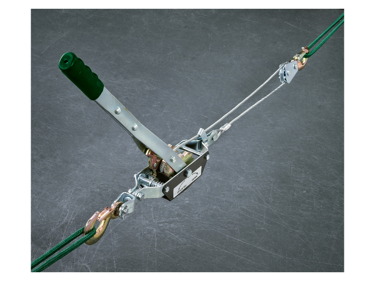 Een handlier met stalen kabel en groene touwen