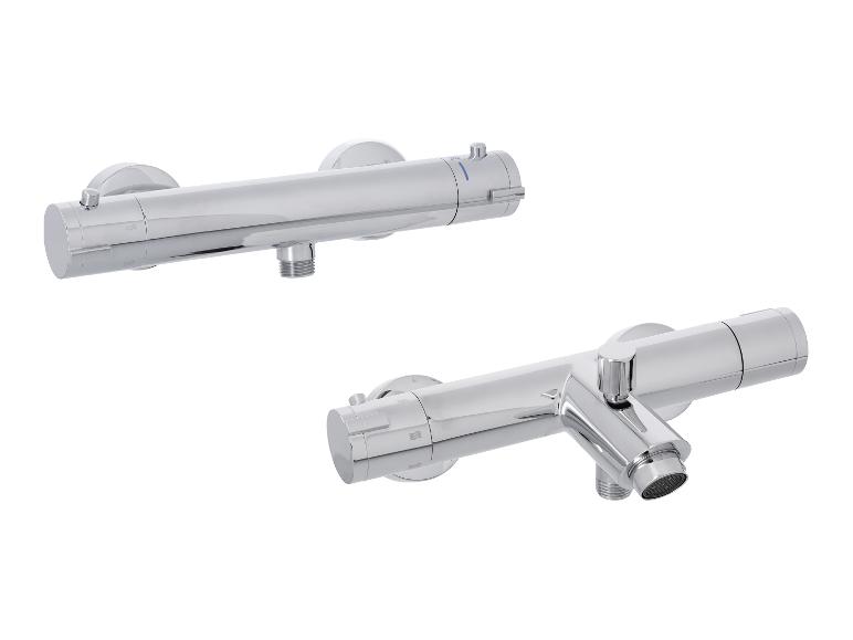 Twee chromen thermostatische douchekranen op een witte achtergrond