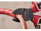 Zijkniptang die een dikke koperen elektriciteitskabel met rode isolatie doorknipt.