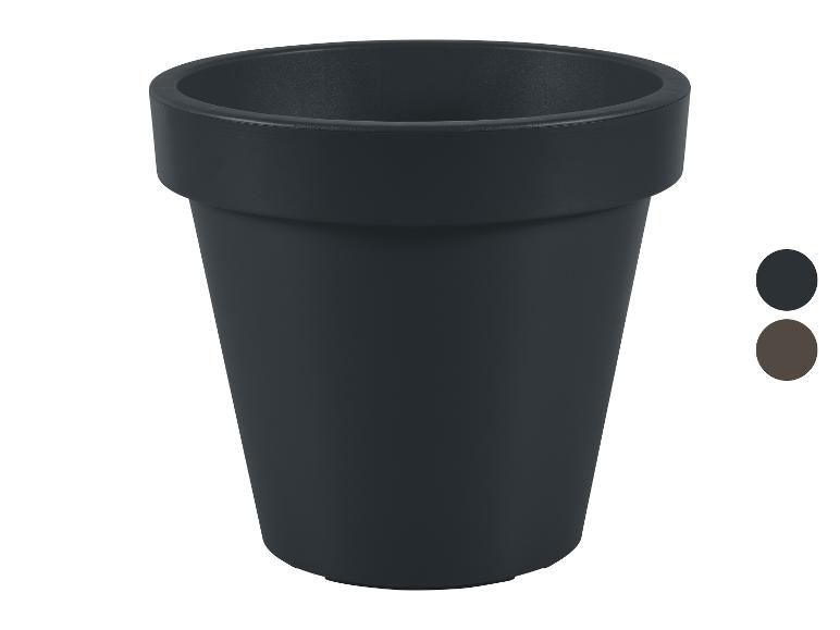 Zwarte plastic tuinbloempot met een eenvoudig, modern ontwerp.