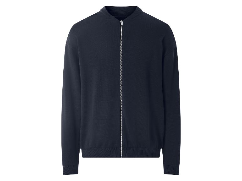 Donkerblauw gebreid vest met rits op een witte achtergrond.