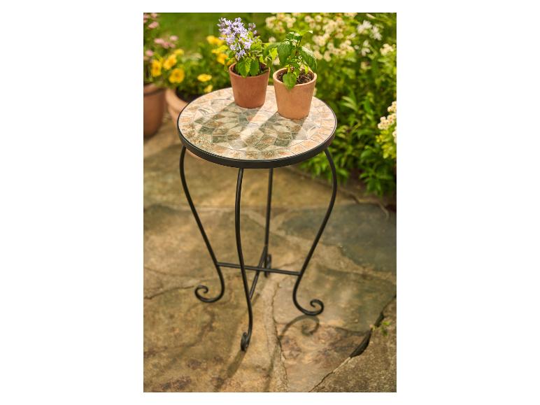 Mozaïektafel met twee potplanten op een terras.