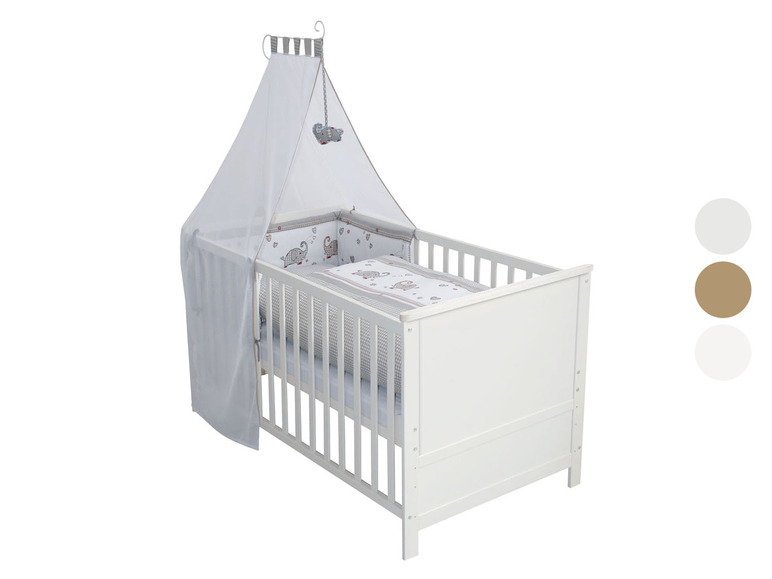 Witte babybedje met een hemel en beddengoed met olifantenprint.