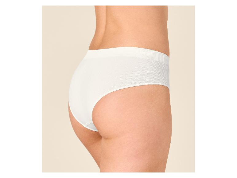 Witte damesonderbroek, zijaanzicht, op een beige achtergrond.