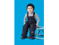 Kind in skipak en gebreide muts, zittend op een houten slee.