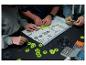 Kinderen bouwen constructies met magnetische ballen en groene onderdelen, met instructies.
