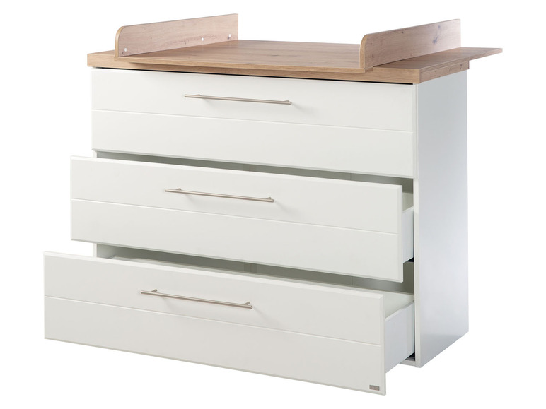 Witte commode met drie laden en een verschoningsblad.