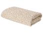 Gevouwen beige handdoek met een subtiele patroontextuur