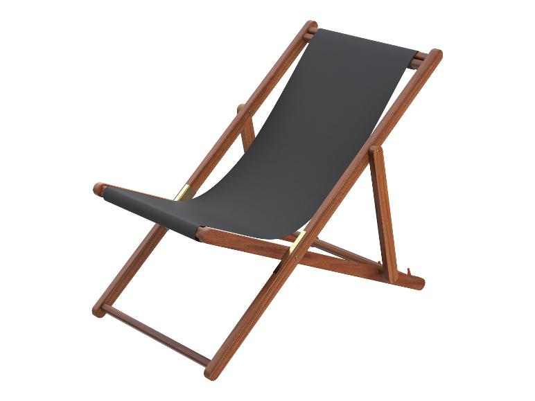 Houten strandstoel met zwarte stof op een witte achtergrond.