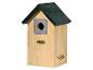 Houten vogelhuisje met groen dak en metalen ingangsopening.