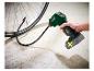 Groene draadloze inflator met slang aangesloten op een fietsventiel.