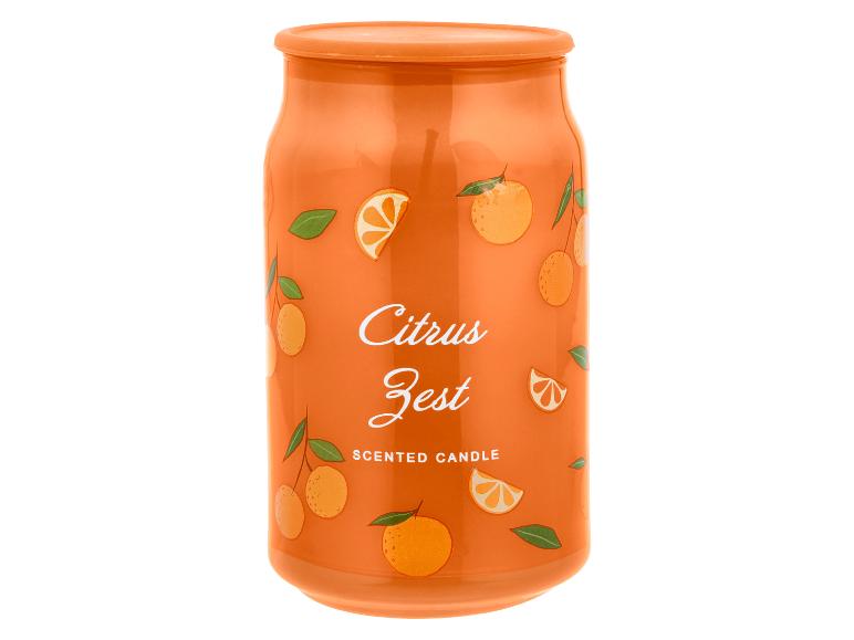 Oranje geurkaars met citrusmotief en de tekst 'Citrus Zest Scented Candle'.