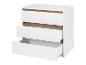 Witte ladekast met drie laden, waarvan twee gedeeltelijk open, met houten accenten.