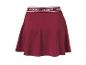 Bordeauxrode sportrok met witte tailleband met merknaam.