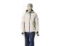 Man in beige ski-jas, donkerblauwe broek en grijze muts, met skistokken.