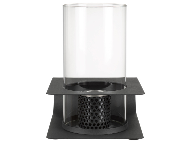 Een zwarte metalen kaarshouder met een glazen cylinder.