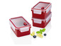 Drie rode plastic voedselcontainers met deksels