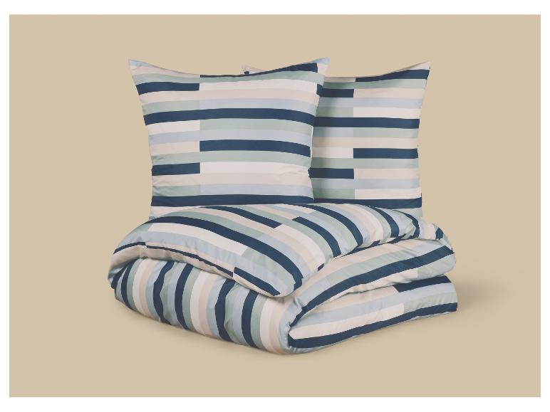 Beddengoed met gestreept patroon in blauwe, groene en beige tinten.