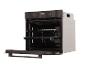 Zwarte elektrische oven met open deur, rooster en bedieningspaneel met 0:00 display.