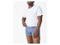 Man in een wit T-shirt en blauwe boxershorts.