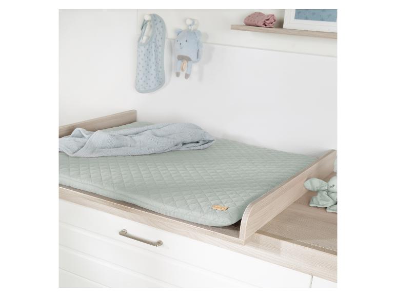 Houten commode met mintgroen matras, deken en knuffels