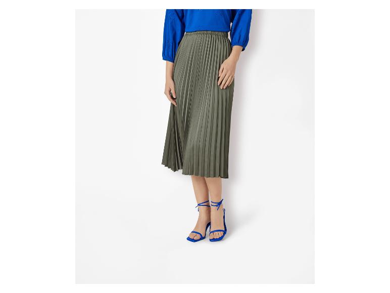 Olijfgroene plissé rok en blauwe hakken.