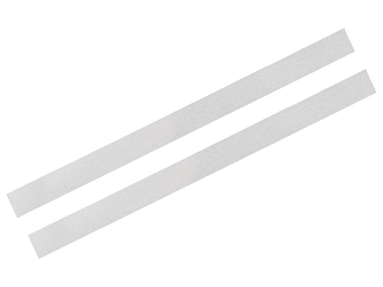 Twee grijze antislipstrips op een witte achtergrond