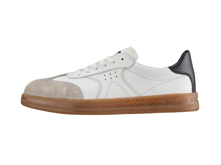 Witte en grijze sneakers met een bruine zool, met het woord 'PARKSIDE' aan de zijkant.