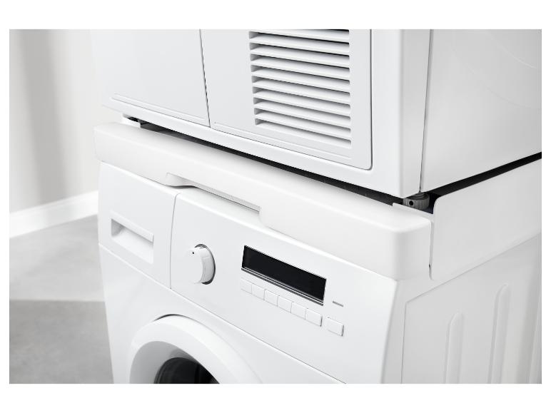 Gestapelde wasmachine en droger in witte uitvoering.