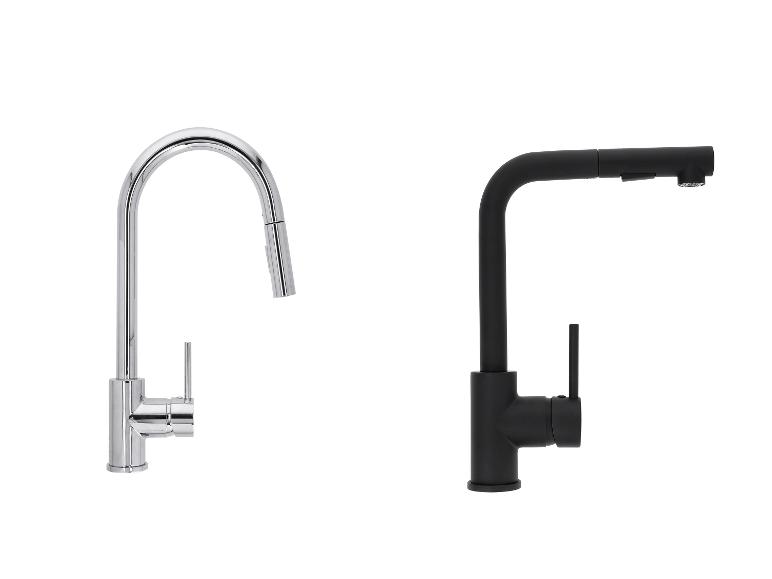 Twee keukenmengkranen, één chroom en één zwart, met uittrekbare sproeikoppen.