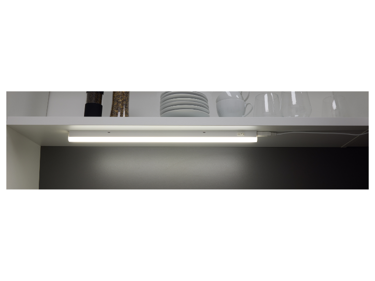 LED-verlichting onder een keukenkast.