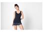 Vrouw in marineblauw hemdje en bedrukte shorts