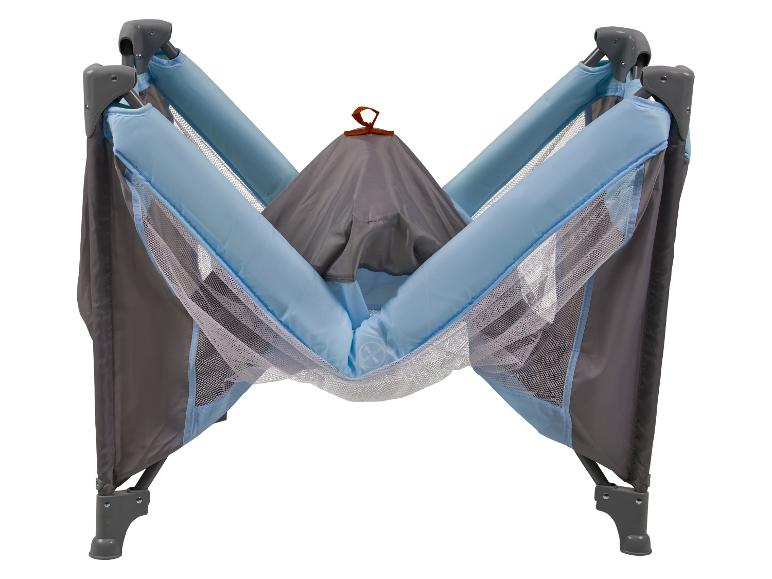 Grijze en blauwe opvouwbare reiswieg voor baby, gedeeltelijk ingeklapt.