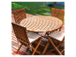 Houten tafel en opvouwbare stoelen voor buiten.