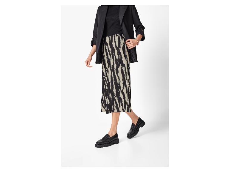 Rok met zebraprint en zwarte loafers.
