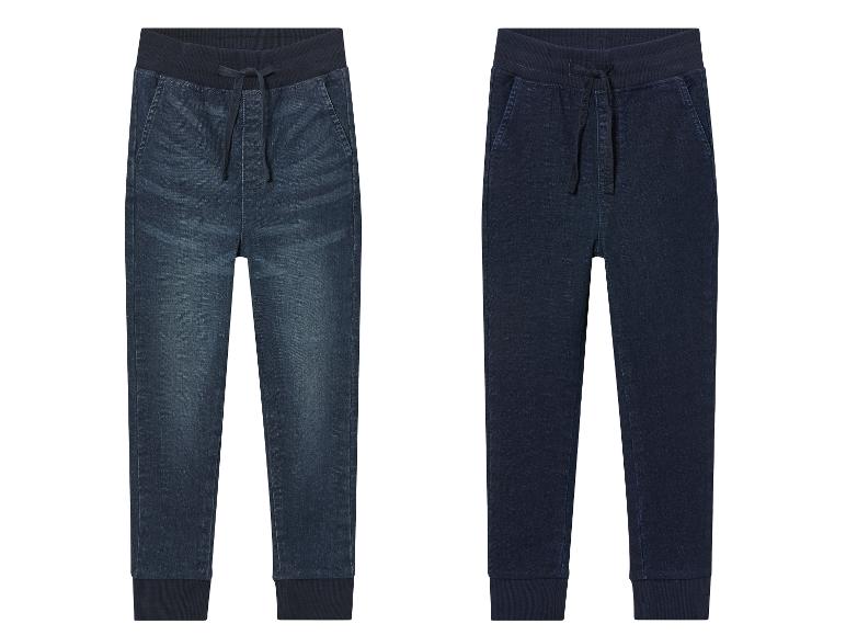 Twee paar donkerblauwe jeans met elastiek in de taille.