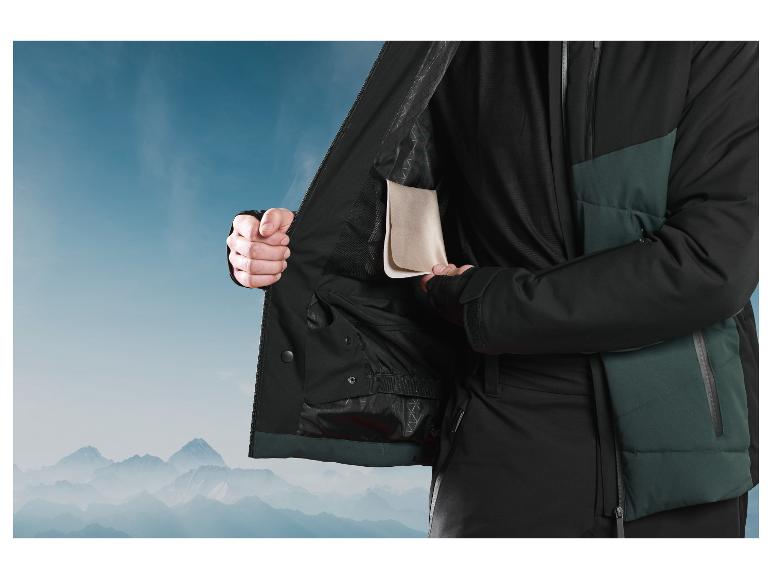 Een man draagt een zwarte en groene winterjas met een binnenzak.