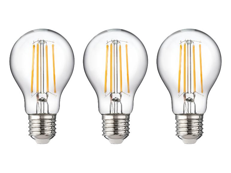 Drie LED-gloeilampen met Edison-fitting, op een witte achtergrond