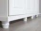 Witte kast met drie deuren op poten