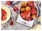 Appels op een keukenweegschaal met '4832g', met taartbodem, jam en bakingrediënten.