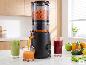 SILVERCREST® Premium Slowjuicer SSJBM 400 D1 schenkt vers sinaasappelsap in een glas